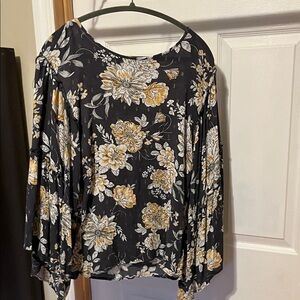 Gypsies & Moondust floral bell sleeved top